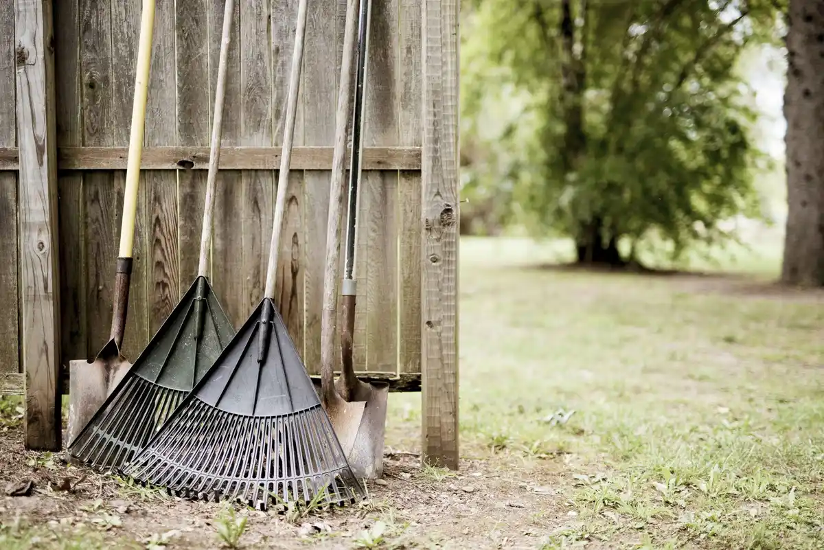 garden tools maintenance cleaning storage