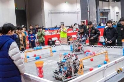 Estudiantes ecuatorianos ganan premios en competición internacional de robótica en China