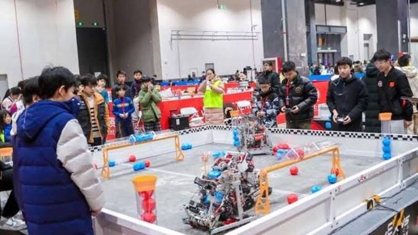 Estudiantes ecuatorianos ganan premios en competición internacional de robótica en China