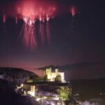 Nasa odhalila fascinující červený sprite nad francouzským hradem