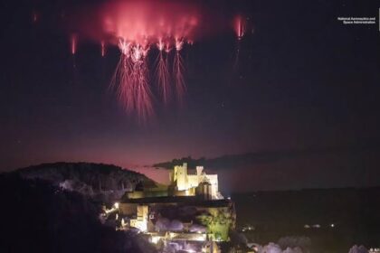 Nasa odhalila fascinující červený sprite nad francouzským hradem