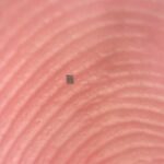 Nejmenší programovatelný autonomní robot na světě stojí pouze jeden americký cent