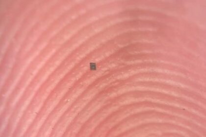 Nejmenší programovatelný autonomní robot na světě stojí pouze jeden americký cent