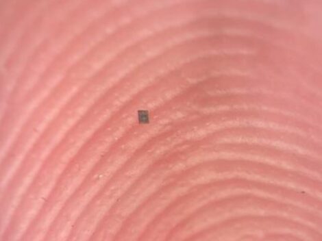 Nejmenší programovatelný autonomní robot na světě stojí pouze jeden americký cent