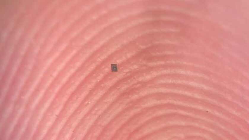 Nejmenší programovatelný autonomní robot na světě stojí pouze jeden americký cent