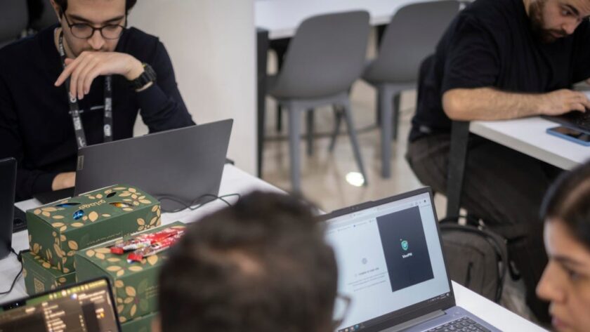 Nová zpráva Work AI Institute: AI ohrožuje základní dovednosti pracovníků