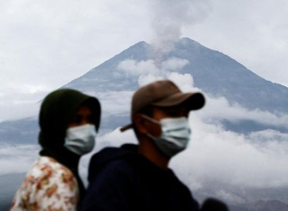 Pozor na erupce! Tři sopky v Indonésii jsou stále aktivní a vyhlášena pohotovost