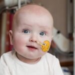 První dítě léčené personalizovanou genovou terapií a její vliv na vědu v roce 2025