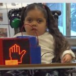 Tým robotiky v Moorheadu vyvinul zařízení aktivované hlavou, které pomáhá prvňákovi zvednout ruku