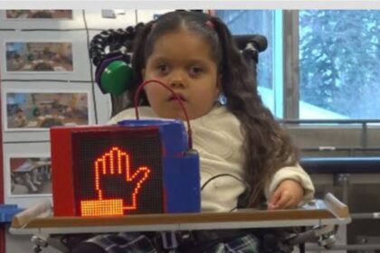 Tým robotiky v Moorheadu vyvinul zařízení aktivované hlavou, které pomáhá prvňákovi zvednout ruku