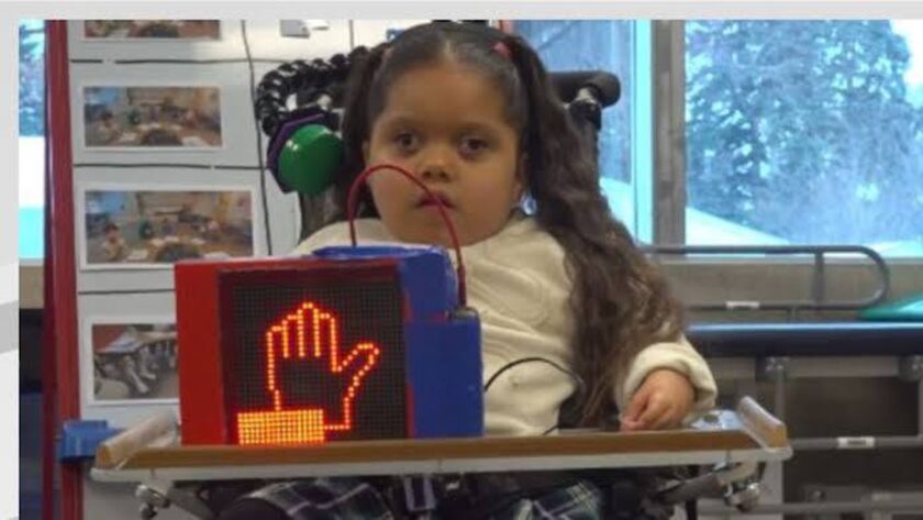 Tým robotiky v Moorheadu vyvinul zařízení aktivované hlavou, které pomáhá prvňákovi zvednout ruku