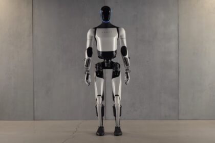 Význam zlepšení výkonu baterií a senzorových komponent pro humanoidní roboty