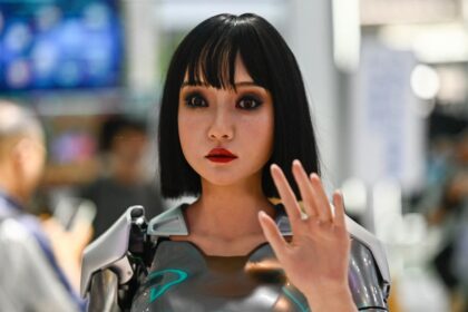 Čínští výzkumníci vytvářejí syntetické nervy, aby roboti cítili bolest a měli reflexy jako lidé