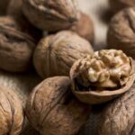 Jak efektivně a esteticky otvírat vlašské ořechy pomocí lahve