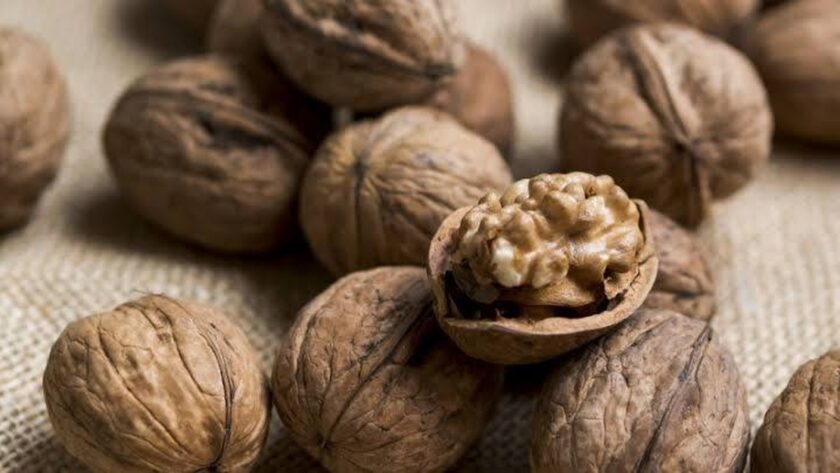 Jak efektivně a esteticky otvírat vlašské ořechy pomocí lahve