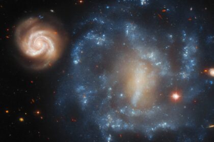 Kosmická iluze: Dvě galaxie tančící na pozadí