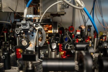 Kvantenexperiment překvapuje i fyziku: Jak skutečně proudí energie