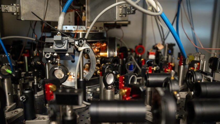 Kvantenexperiment překvapuje i fyziku: Jak skutečně proudí energie