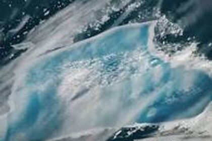 Obrovský ledovec sbírá vodu u Antarktidy