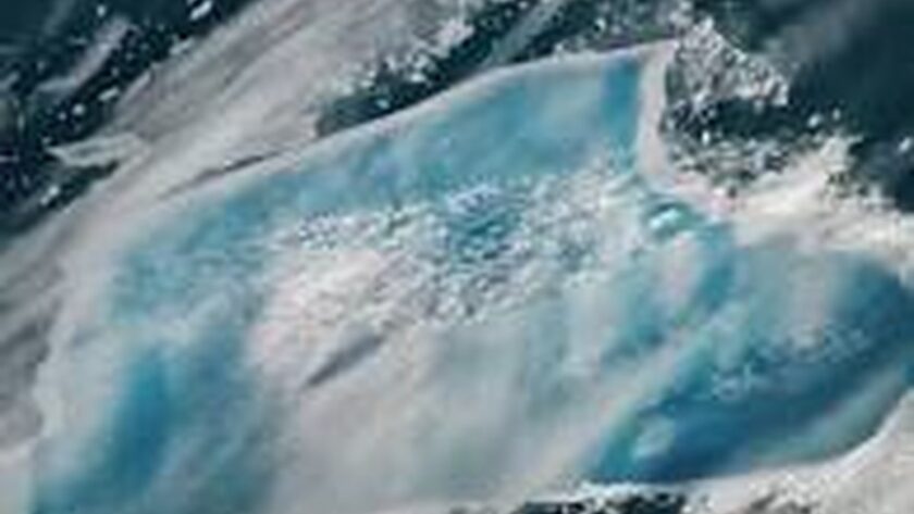 Obrovský ledovec sbírá vodu u Antarktidy